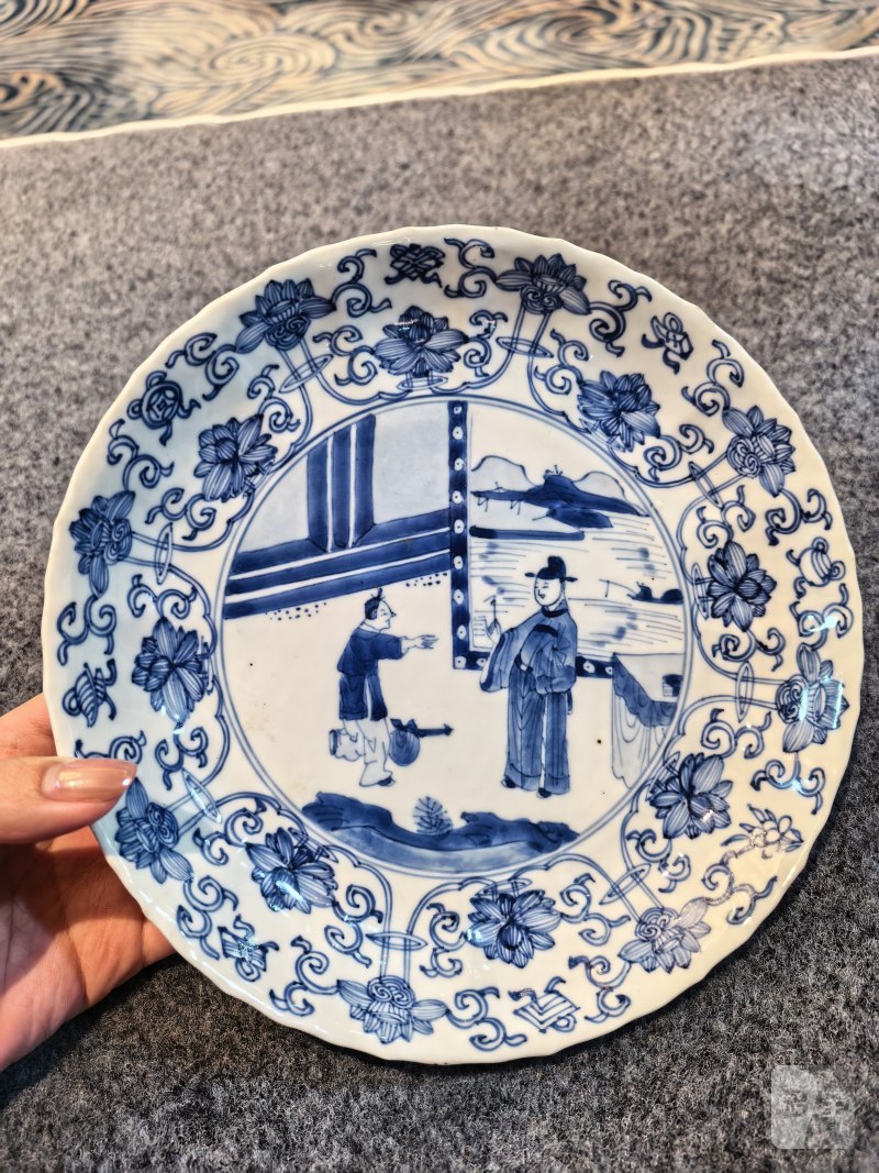 清康熙 青花人物瓜棱型盘一对 - 图16